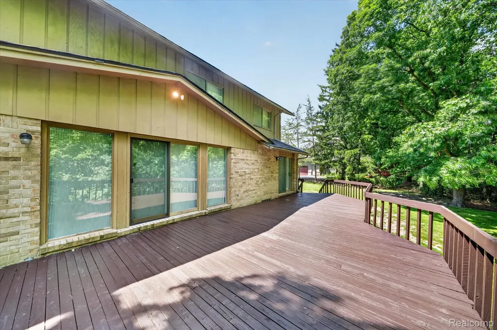 6153 Pickwood Drive West Bloomfield Charter Township MI 48322
