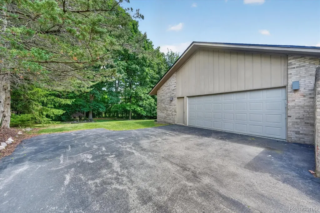6153 Pickwood Drive West Bloomfield Charter Township MI 48322