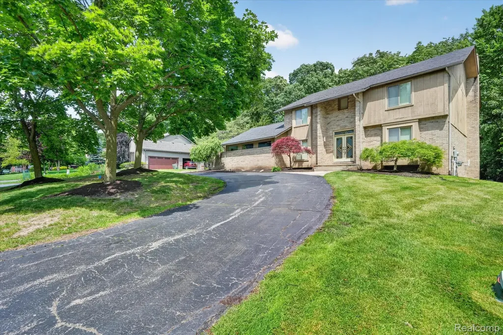 6153 Pickwood Drive West Bloomfield Charter Township MI 48322