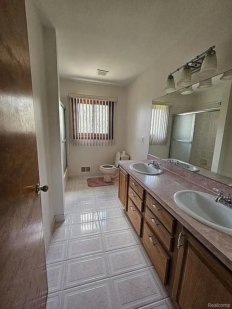 47630 Robins Nest Drive Shelby Charter Township MI 48315