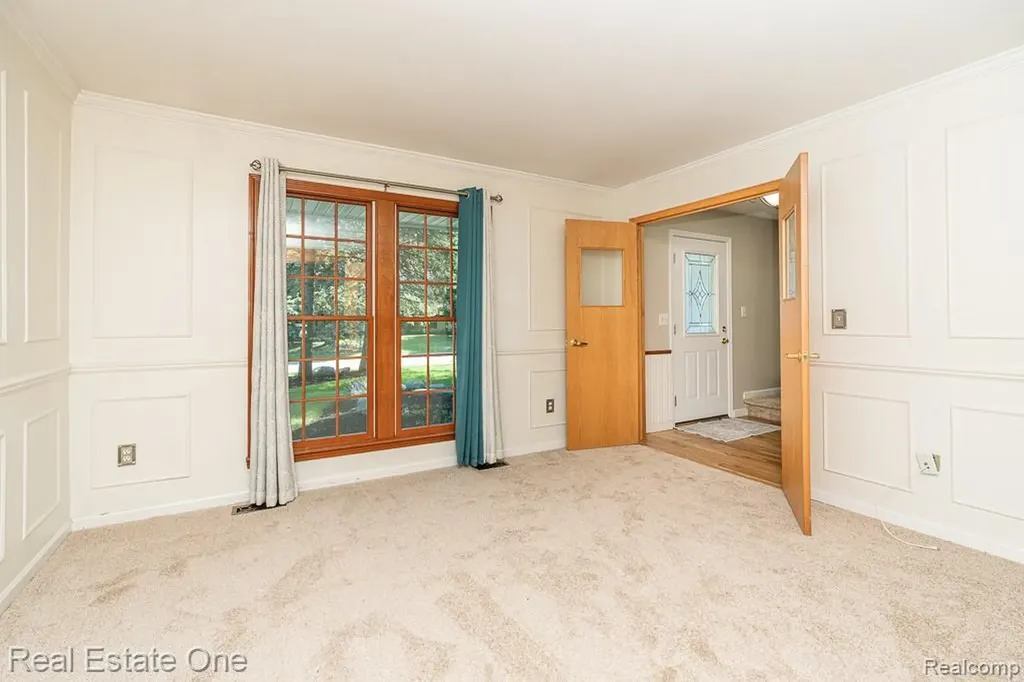 1377 Barneswood Lane Rochester Hills City MI 48306