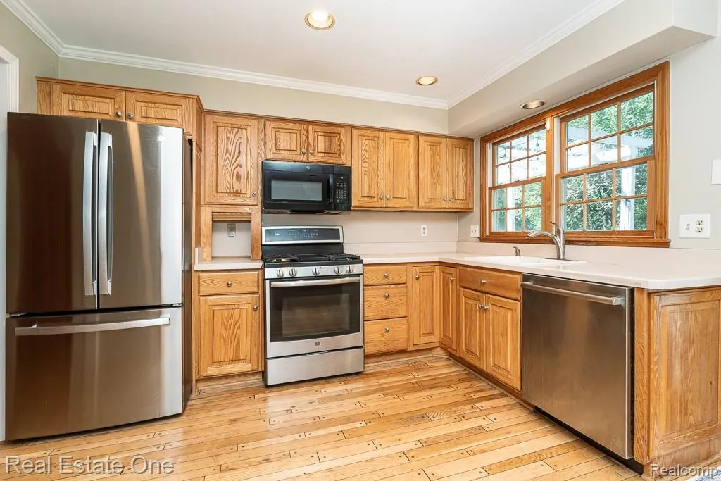 1377 Barneswood Lane Rochester Hills City MI 48306