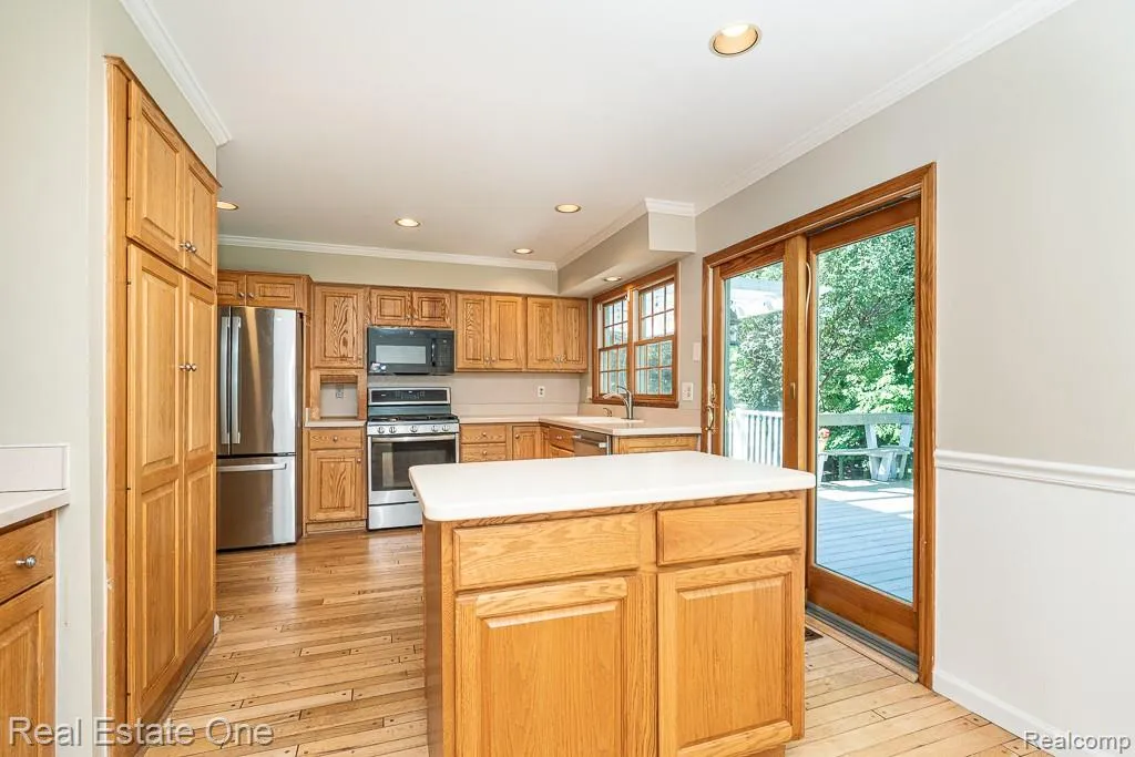 1377 Barneswood Lane Rochester Hills City MI 48306
