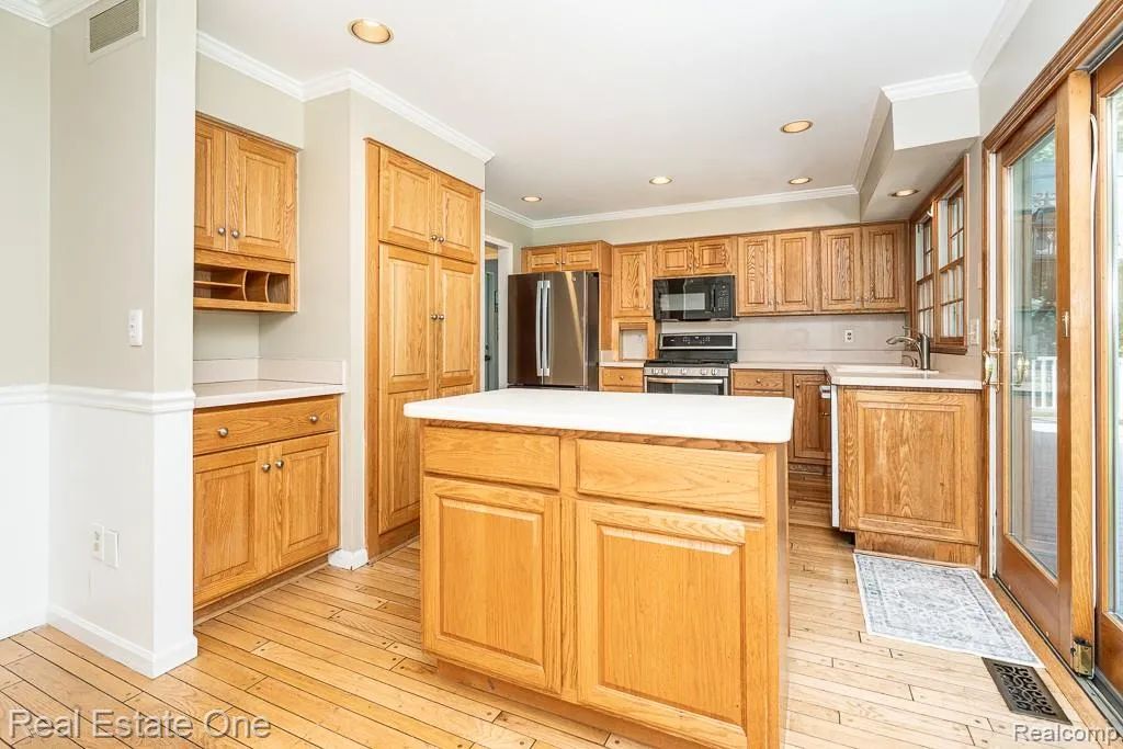 1377 Barneswood Lane Rochester Hills City MI 48306