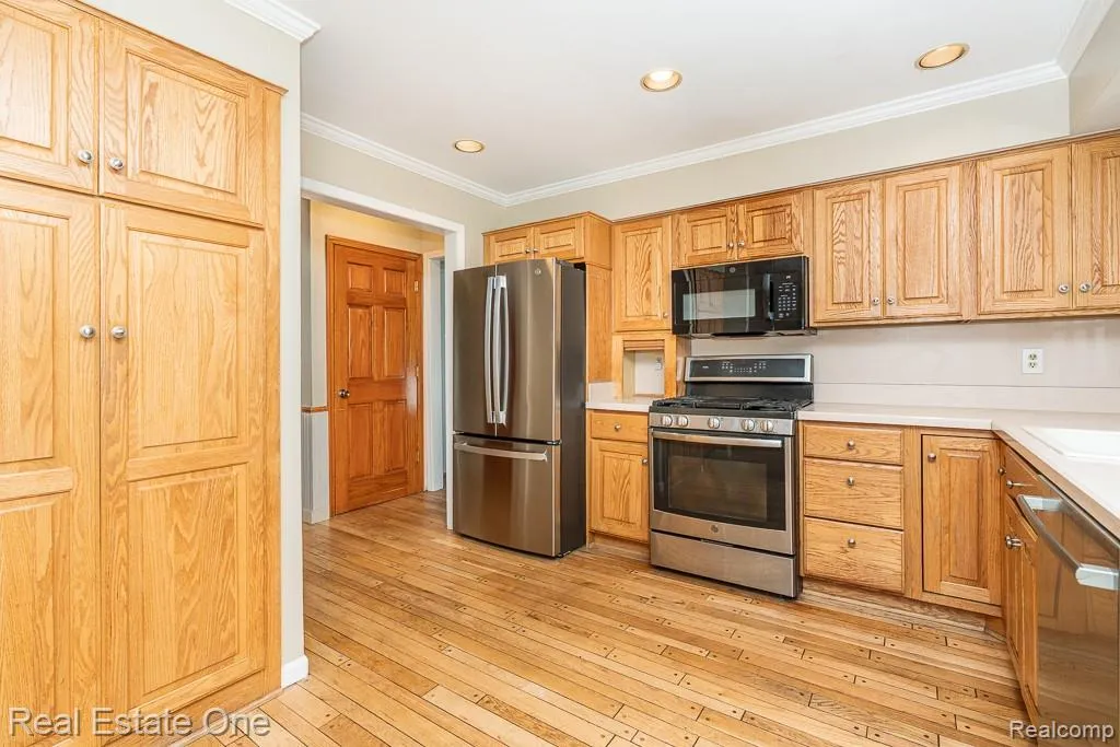 1377 Barneswood Lane Rochester Hills City MI 48306
