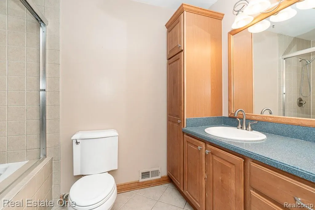 1377 Barneswood Lane Rochester Hills City MI 48306
