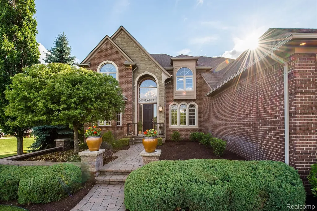 24935 Ravine Drive Lyon Charter Township MI 48178
