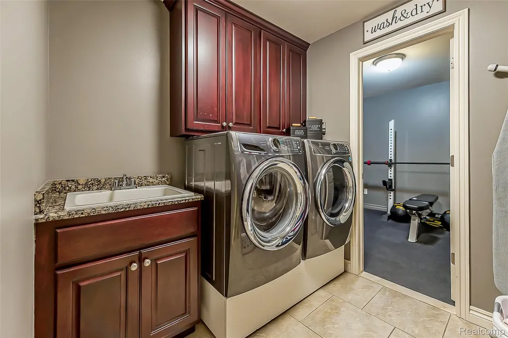 24935 Ravine Drive Lyon Charter Township MI 48178