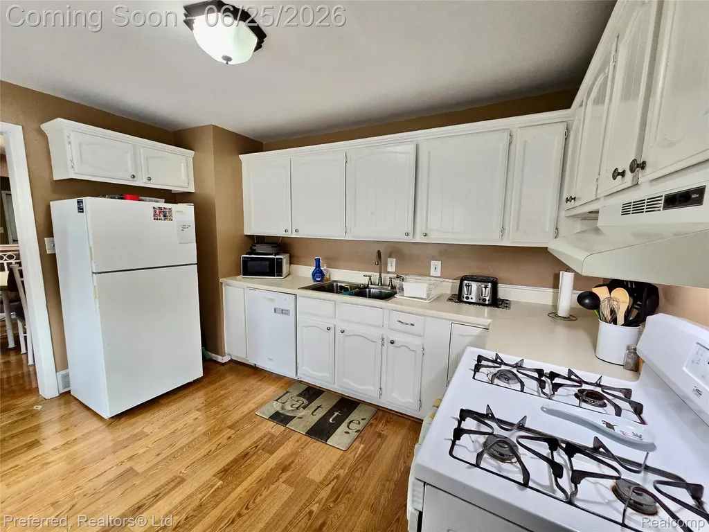 15349 Deering Street Livonia City MI 48154
