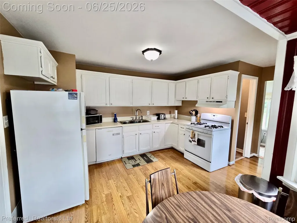 15349 Deering Street Livonia City MI 48154