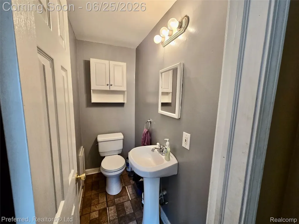 15349 Deering Street Livonia City MI 48154