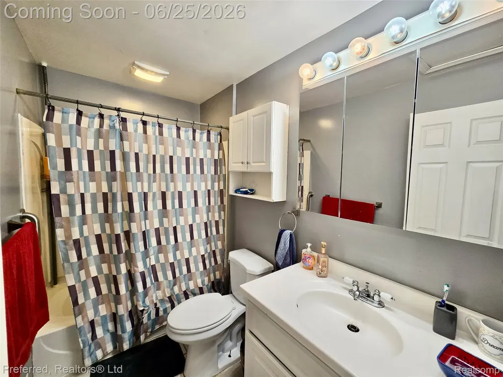 15349 Deering Street Livonia City MI 48154