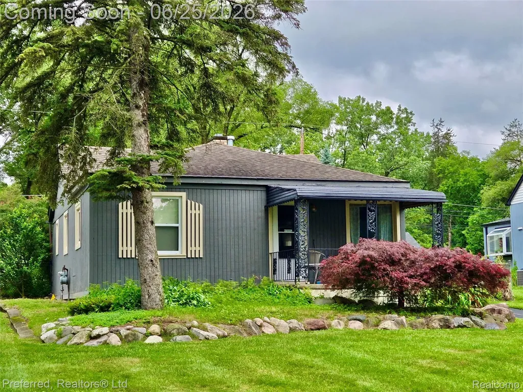 15349 Deering Street Livonia City MI 48154