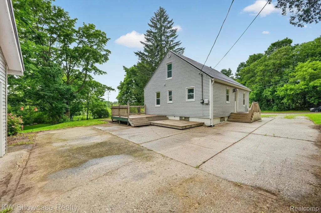 407 Broadway Springfield Charter Township MI 48350