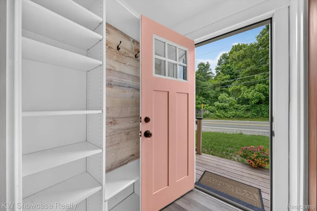 407 Broadway Springfield Charter Township MI 48350