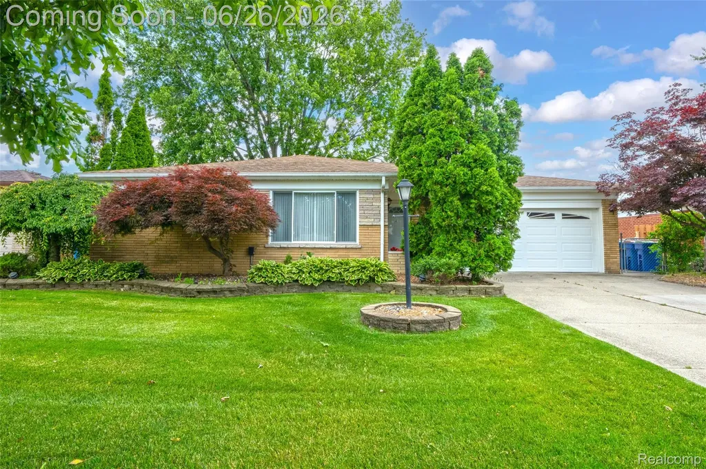 13818 Collins Drive Warren City MI 48088