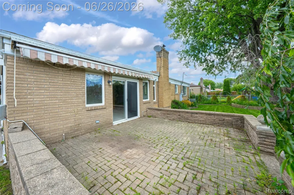 13818 Collins Drive Warren City MI 48088