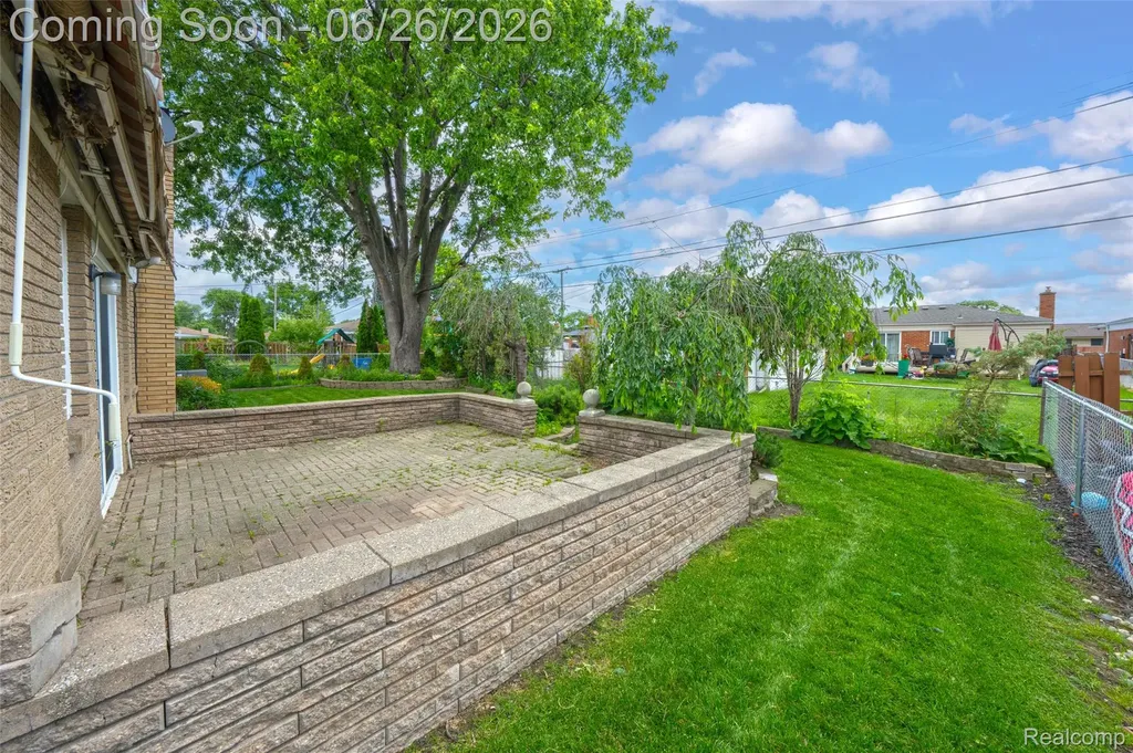 13818 Collins Drive Warren City MI 48088