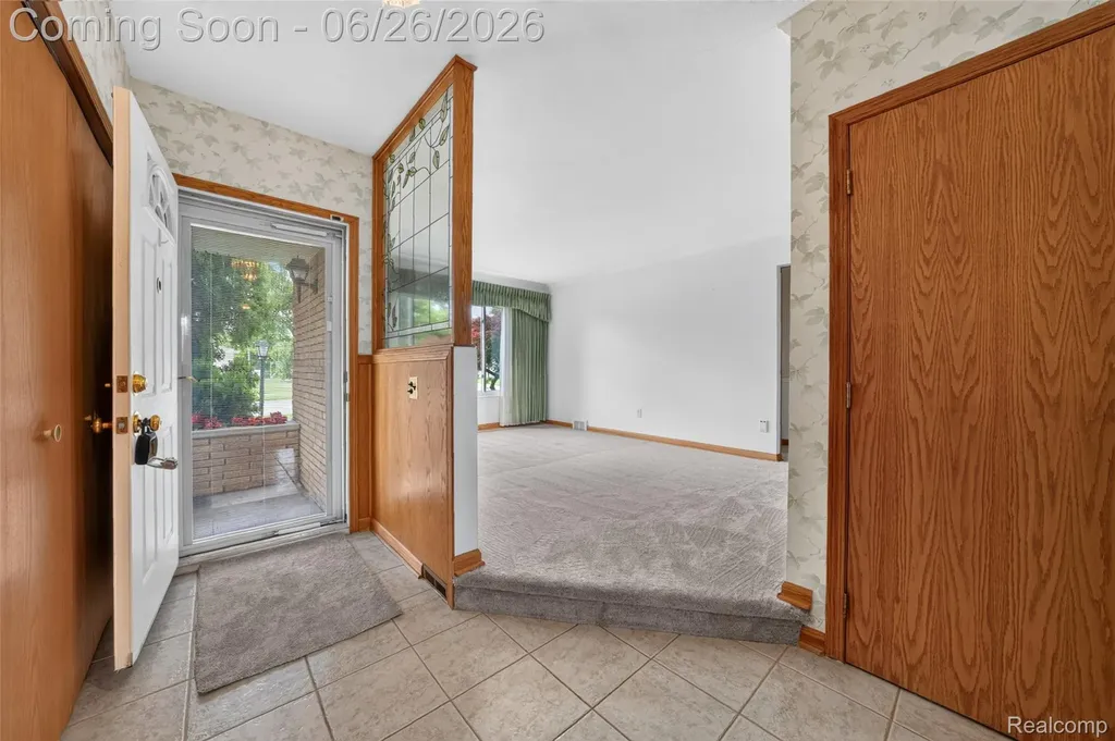 13818 Collins Drive Warren City MI 48088