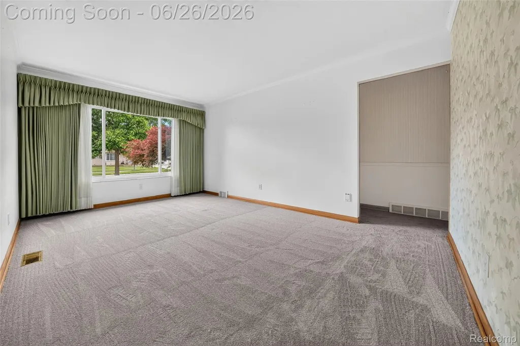 13818 Collins Drive Warren City MI 48088