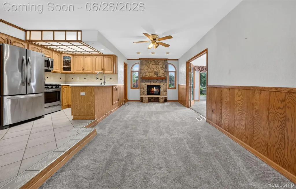 13818 Collins Drive Warren City MI 48088