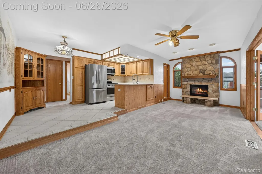 13818 Collins Drive Warren City MI 48088