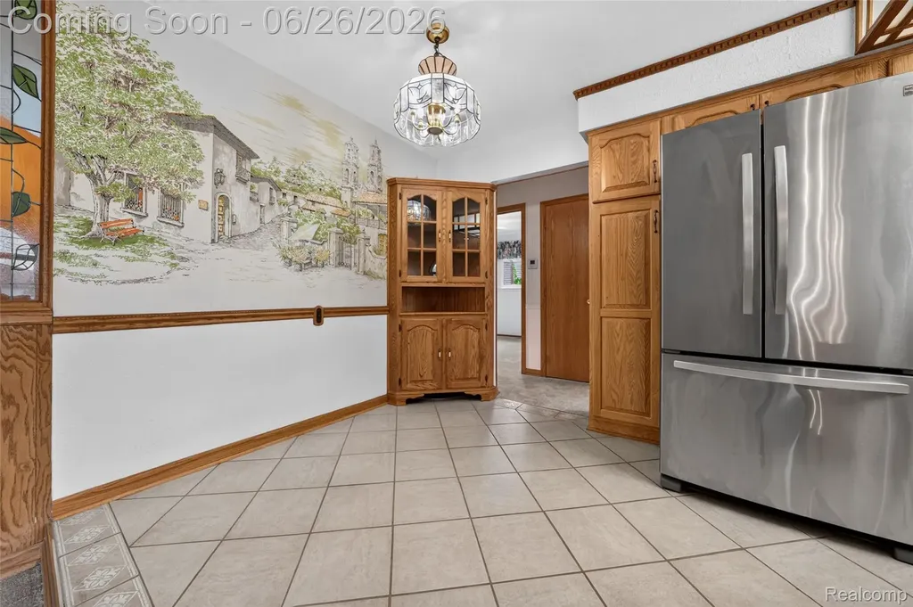 13818 Collins Drive Warren City MI 48088