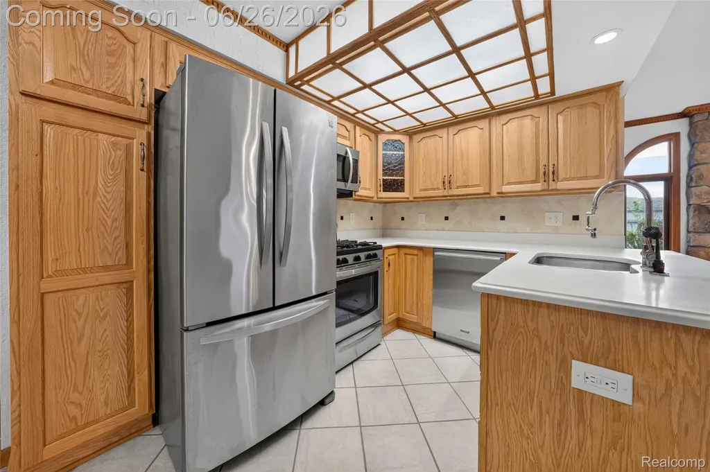 13818 Collins Drive Warren City MI 48088