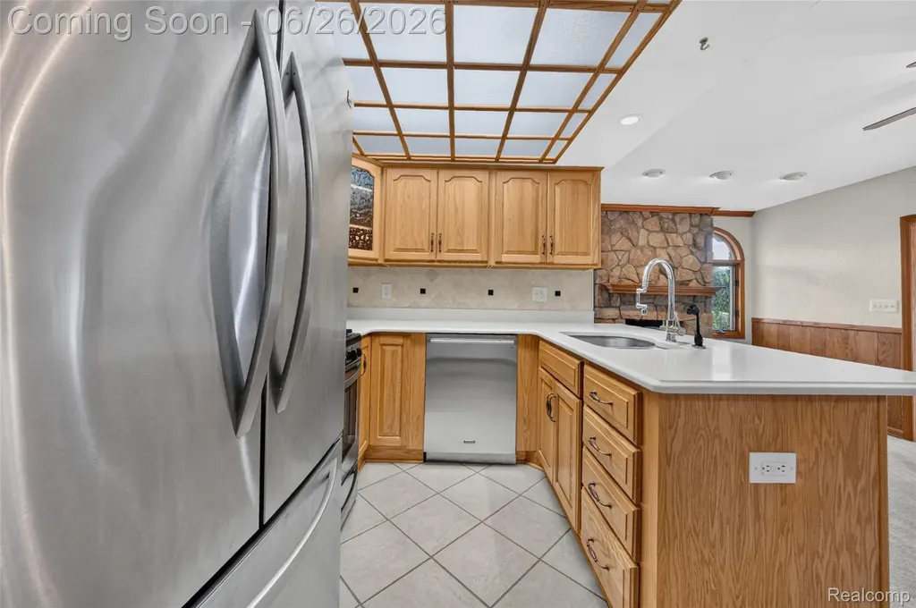 13818 Collins Drive Warren City MI 48088