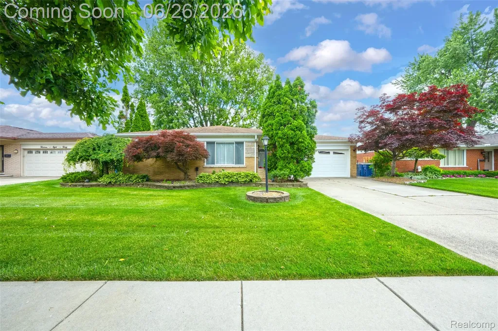 13818 Collins Drive Warren City MI 48088