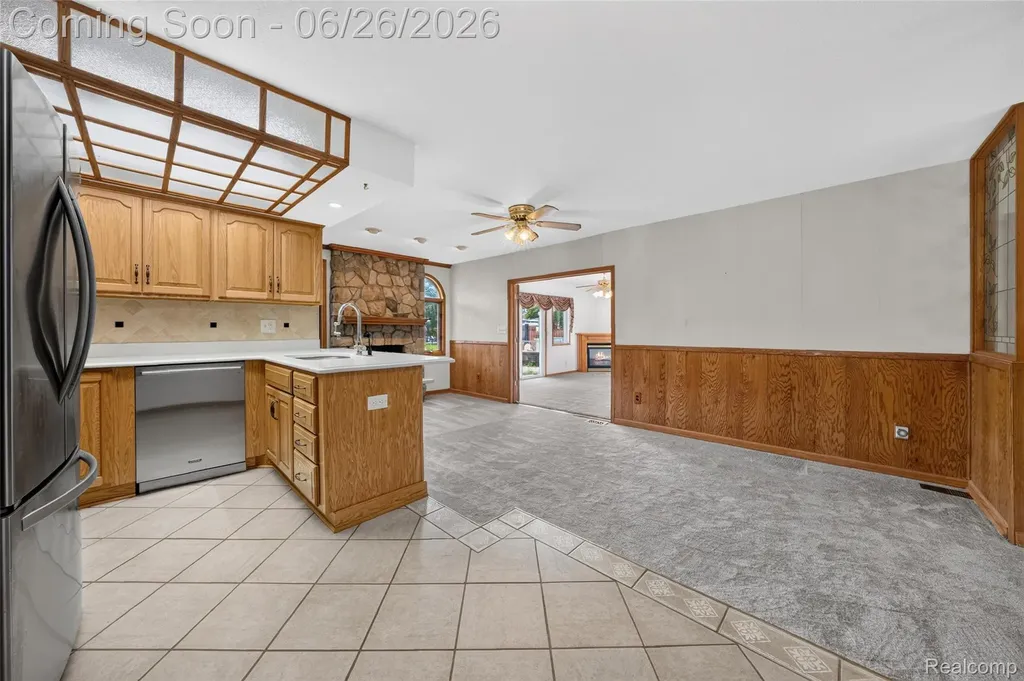 13818 Collins Drive Warren City MI 48088