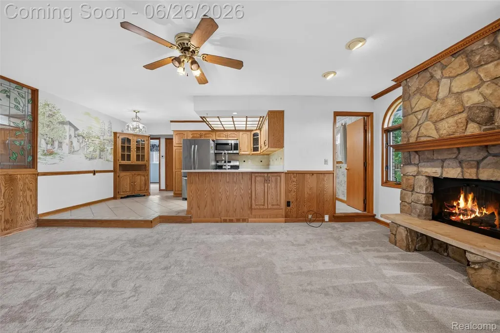 13818 Collins Drive Warren City MI 48088