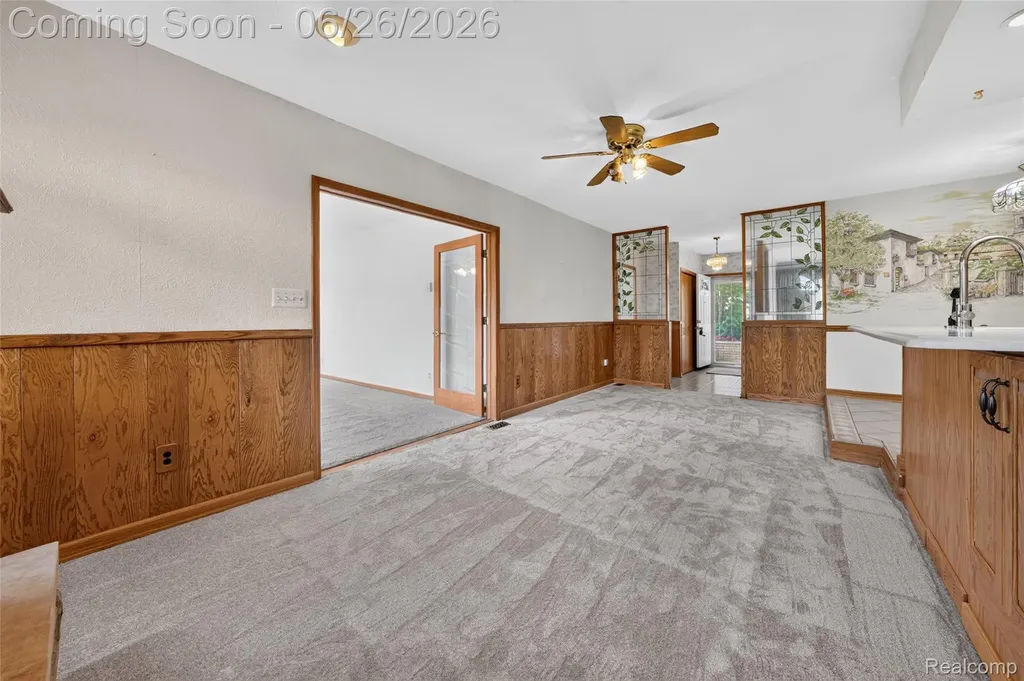 13818 Collins Drive Warren City MI 48088