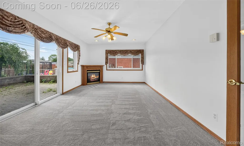 13818 Collins Drive Warren City MI 48088