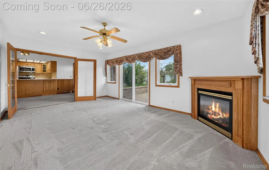 13818 Collins Drive Warren City MI 48088