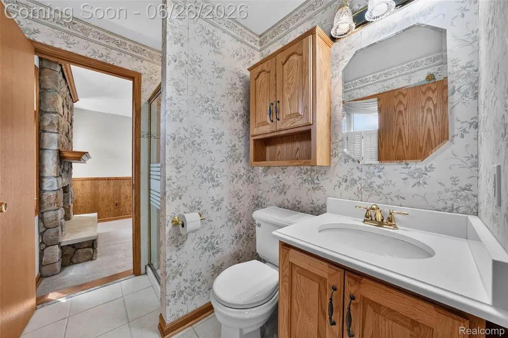 13818 Collins Drive Warren City MI 48088