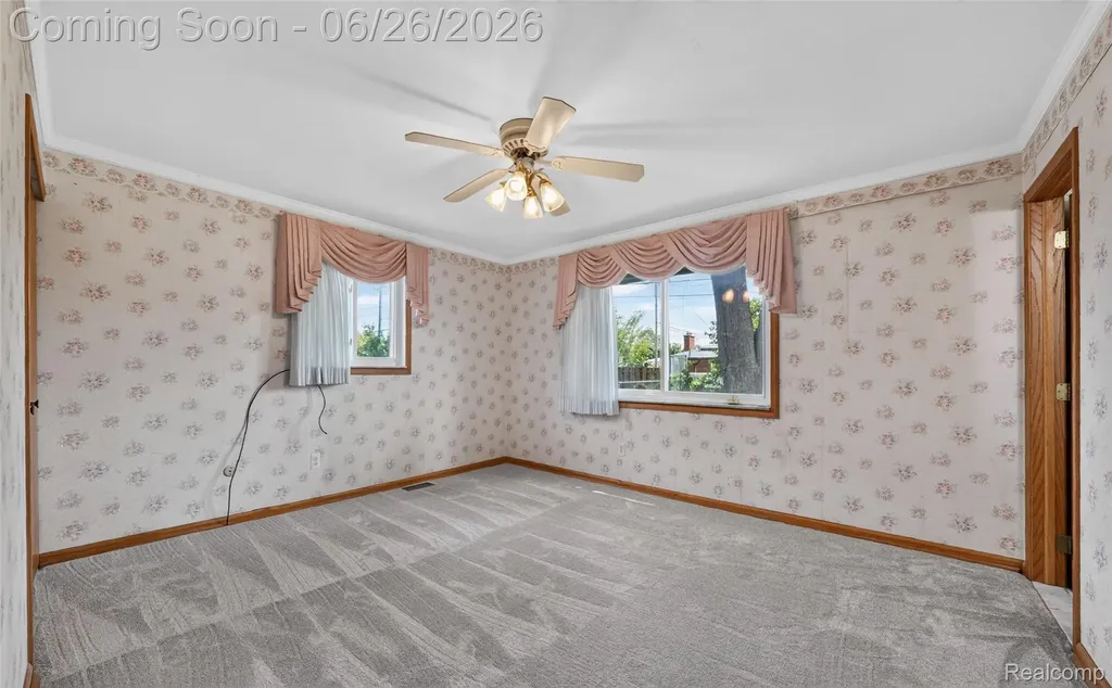 13818 Collins Drive Warren City MI 48088