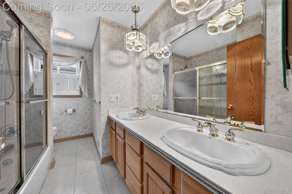13818 Collins Drive Warren City MI 48088