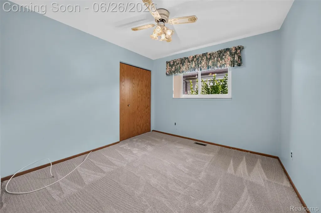 13818 Collins Drive Warren City MI 48088