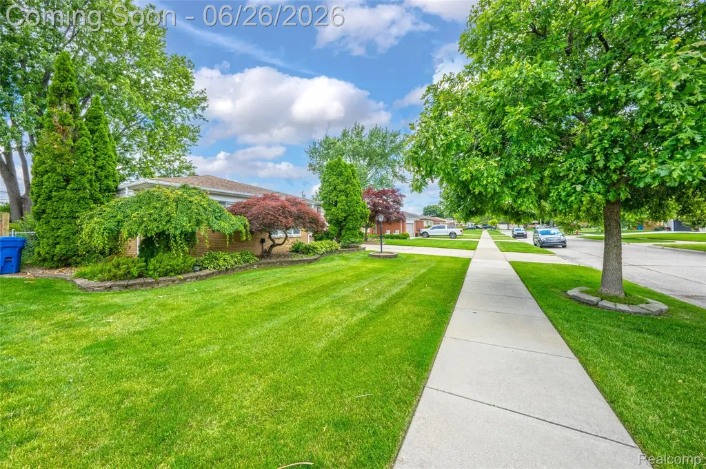13818 Collins Drive Warren City MI 48088
