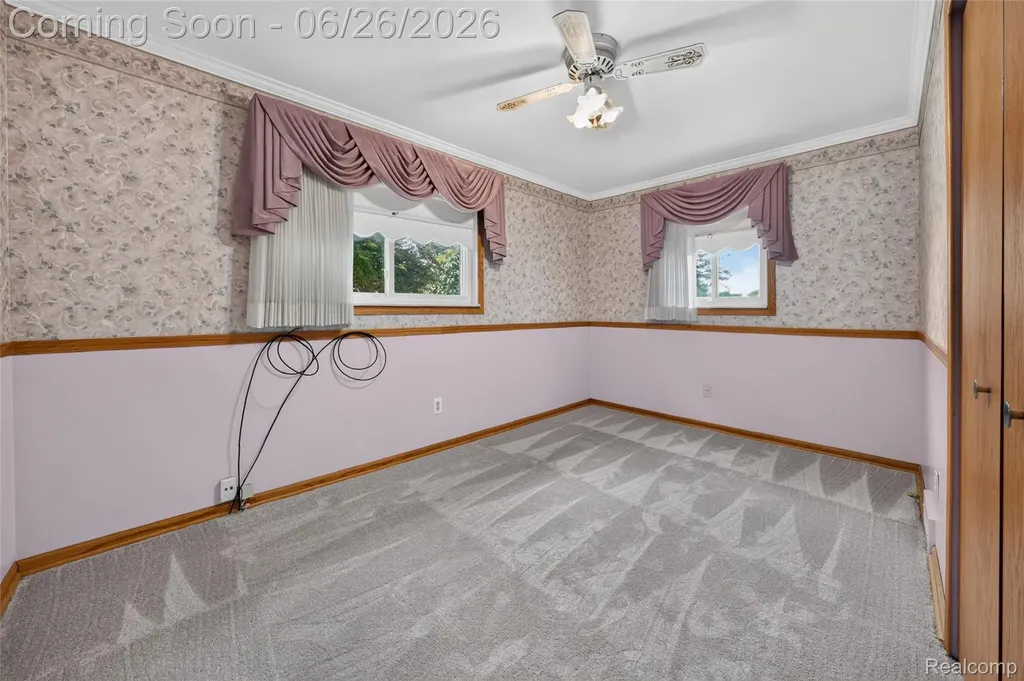 13818 Collins Drive Warren City MI 48088