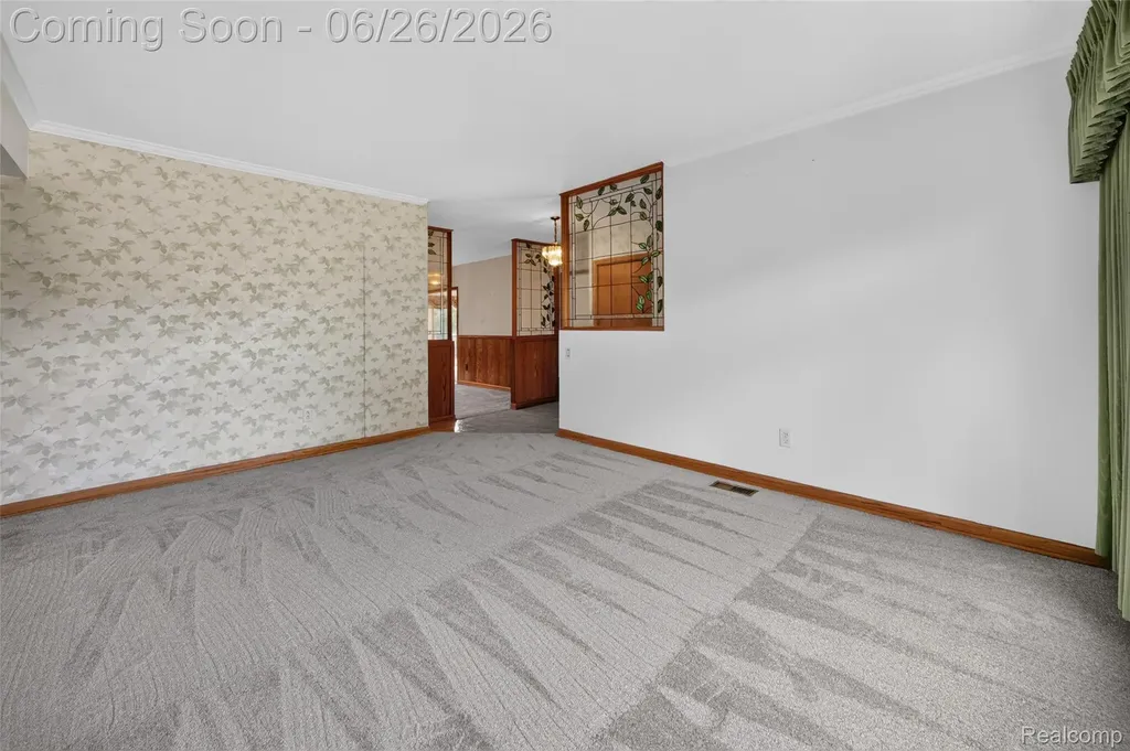 13818 Collins Drive Warren City MI 48088