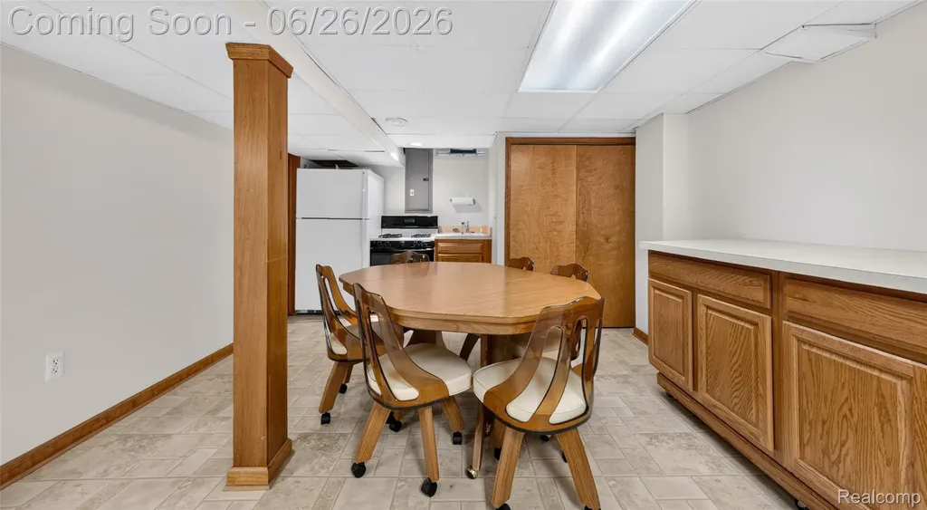 13818 Collins Drive Warren City MI 48088