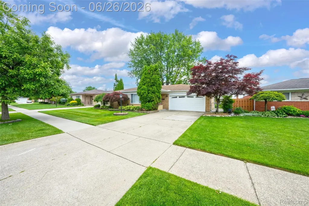 13818 Collins Drive Warren City MI 48088