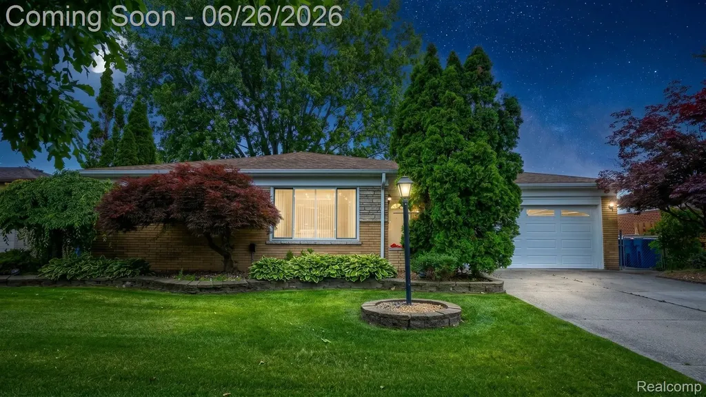 13818 Collins Drive Warren City MI 48088