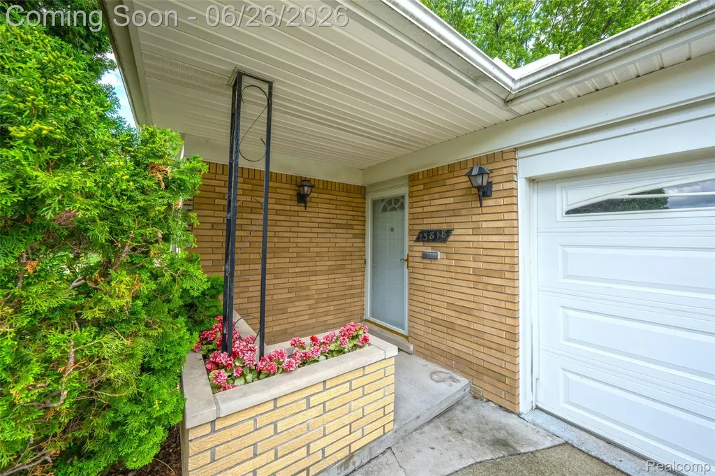 13818 Collins Drive Warren City MI 48088