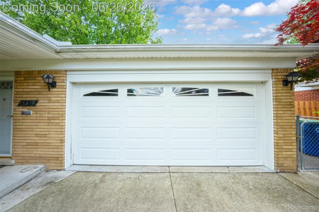 13818 Collins Drive Warren City MI 48088