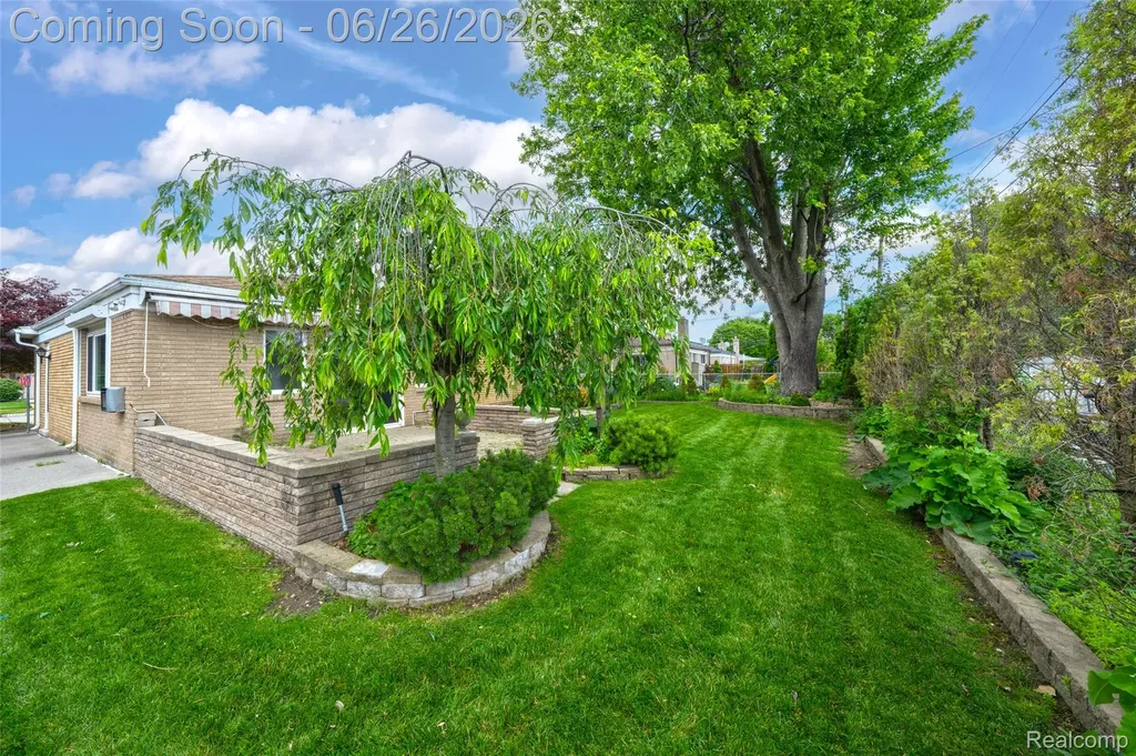 13818 Collins Drive Warren City MI 48088