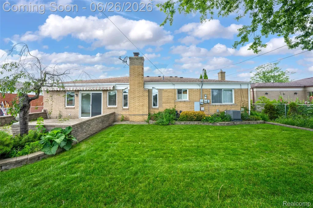 13818 Collins Drive Warren City MI 48088