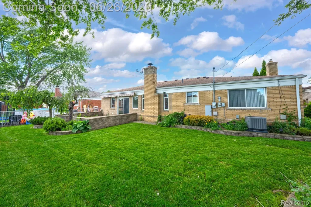 13818 Collins Drive Warren City MI 48088